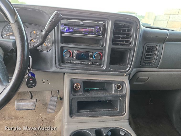 image for item EU3864 2005 Chevrolet Suburban SUV