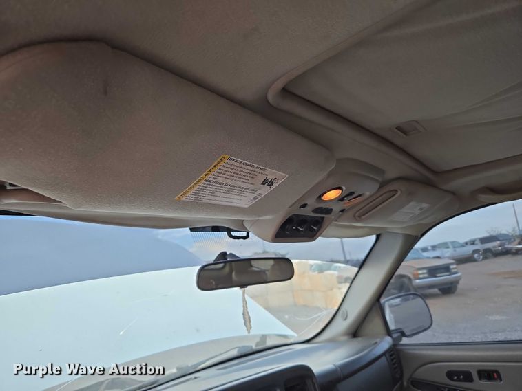 image for item EU3864 2005 Chevrolet Suburban SUV