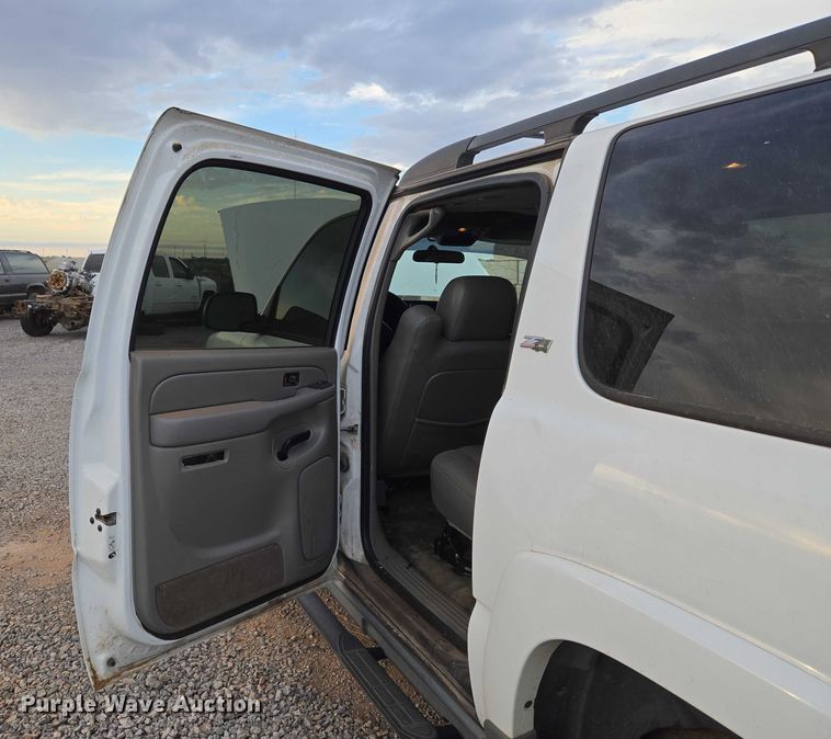 image for item EU3864 2005 Chevrolet Suburban SUV