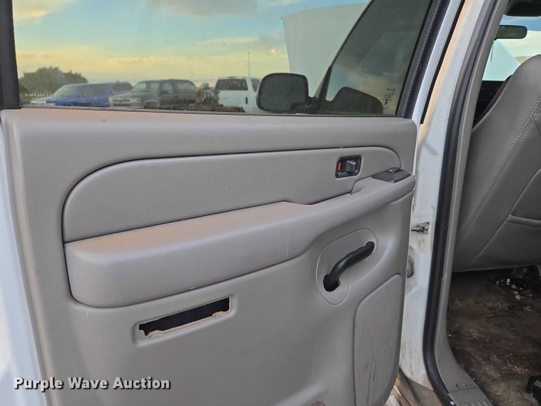 image for item EU3864 2005 Chevrolet Suburban SUV