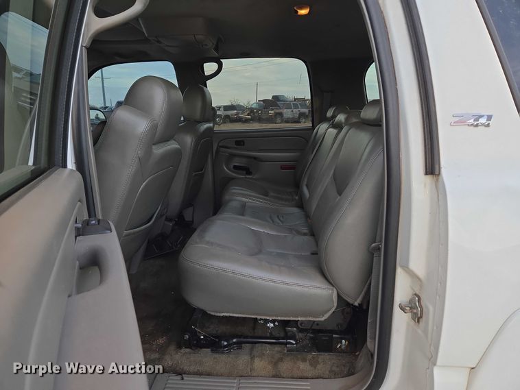 image for item EU3864 2005 Chevrolet Suburban SUV