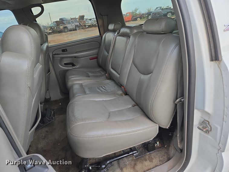 image for item EU3864 2005 Chevrolet Suburban SUV