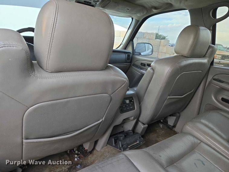 image for item EU3864 2005 Chevrolet Suburban SUV