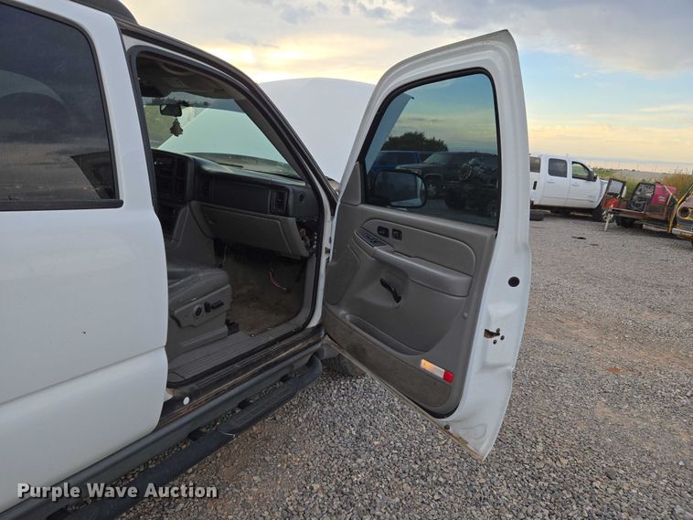 image for item EU3864 2005 Chevrolet Suburban SUV