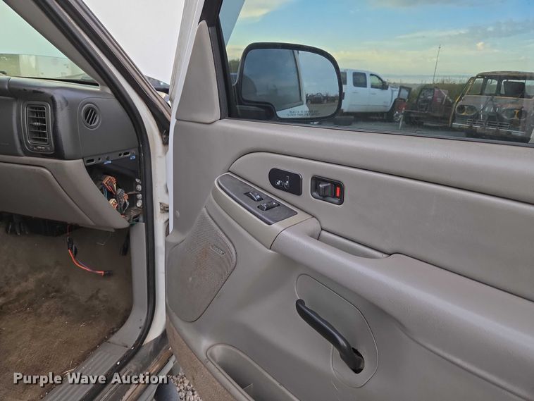 image for item EU3864 2005 Chevrolet Suburban SUV