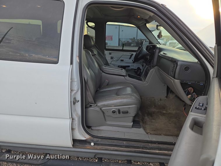 image for item EU3864 2005 Chevrolet Suburban SUV