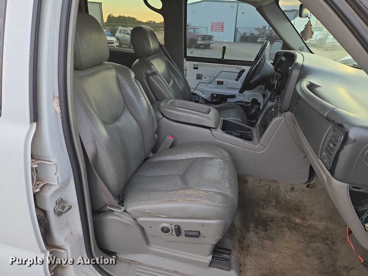 image for item EU3864 2005 Chevrolet Suburban SUV