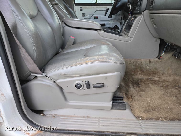 image for item EU3864 2005 Chevrolet Suburban SUV