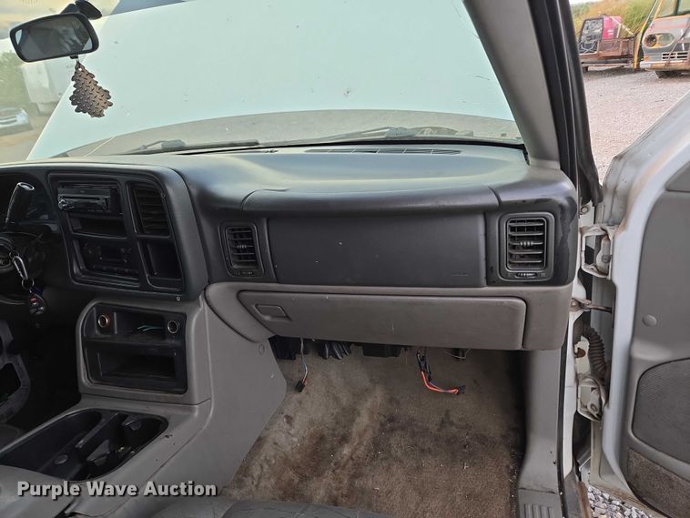 image for item EU3864 2005 Chevrolet Suburban SUV