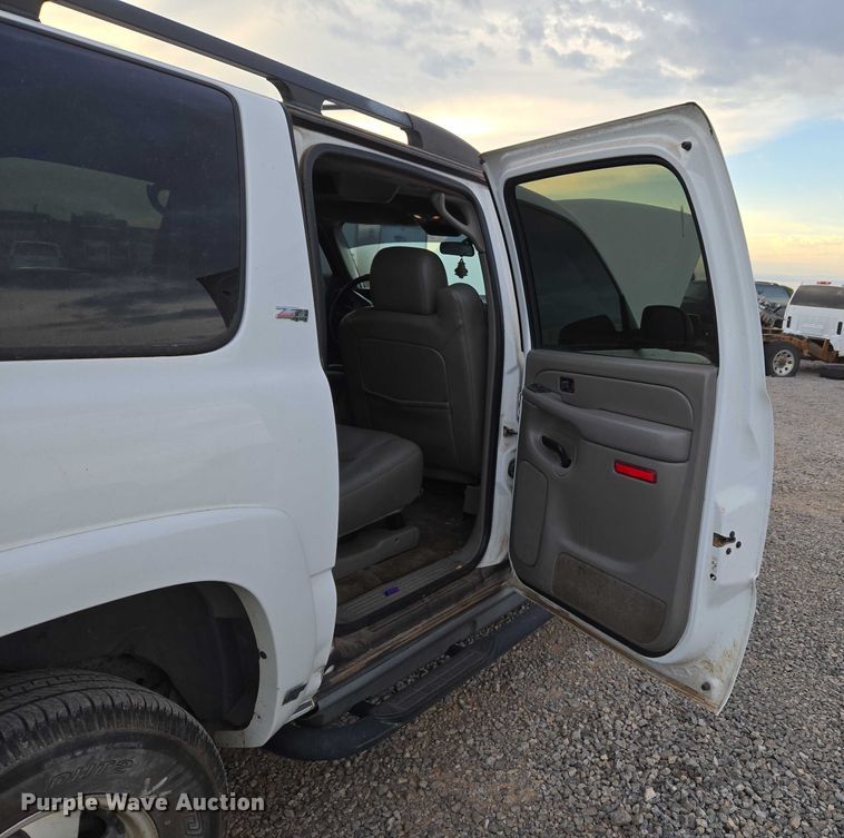 image for item EU3864 2005 Chevrolet Suburban SUV