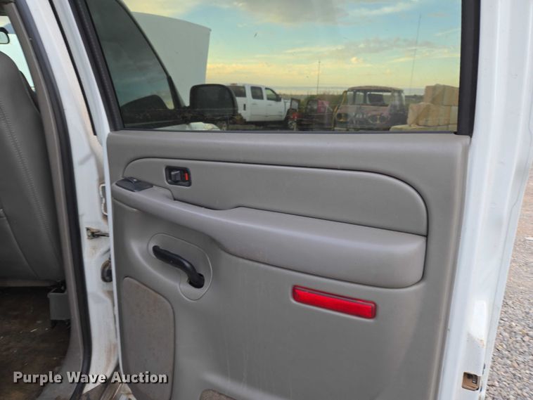 image for item EU3864 2005 Chevrolet Suburban SUV