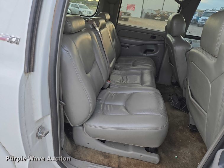 image for item EU3864 2005 Chevrolet Suburban SUV