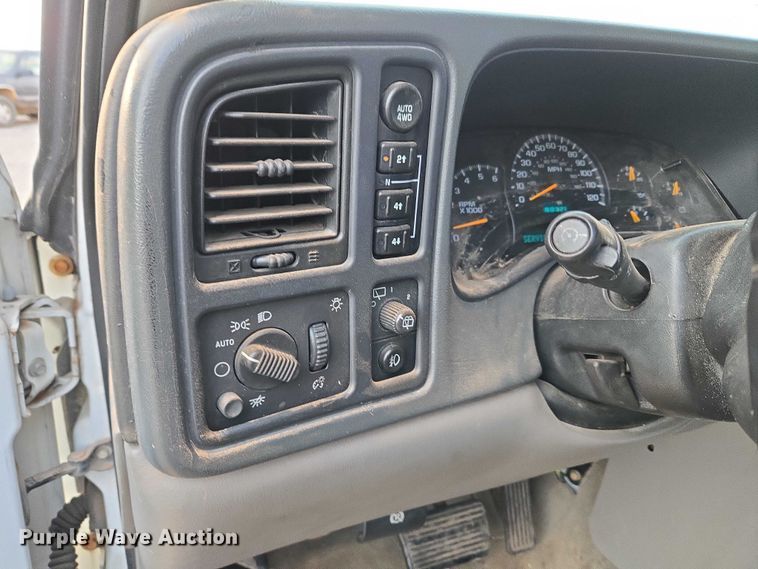 image for item EU3864 2005 Chevrolet Suburban SUV