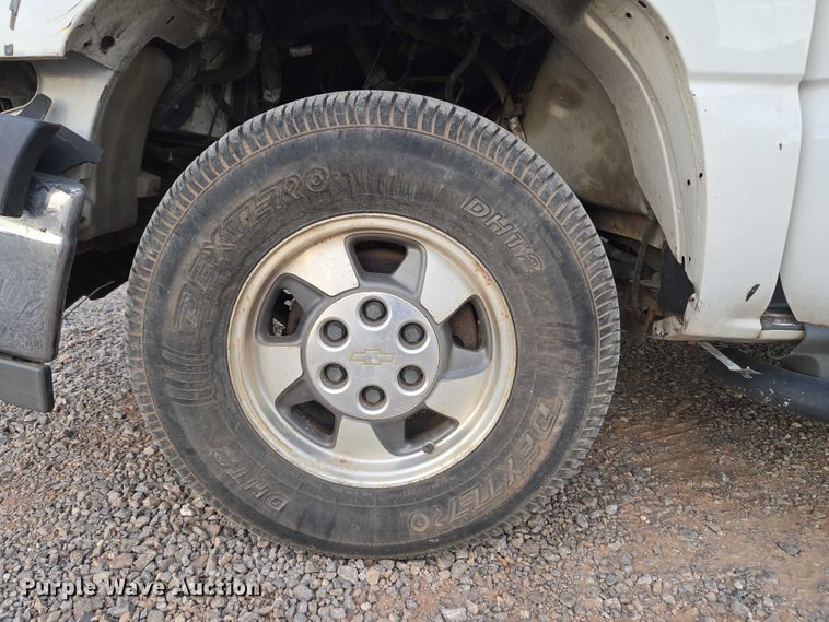 image for item EU3864 2005 Chevrolet Suburban SUV