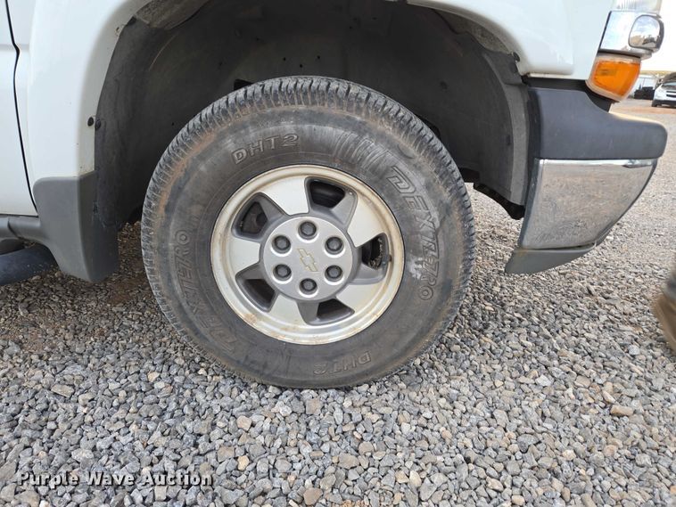 image for item EU3864 2005 Chevrolet Suburban SUV