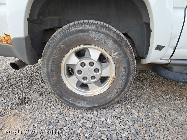 image for item EU3864 2005 Chevrolet Suburban SUV