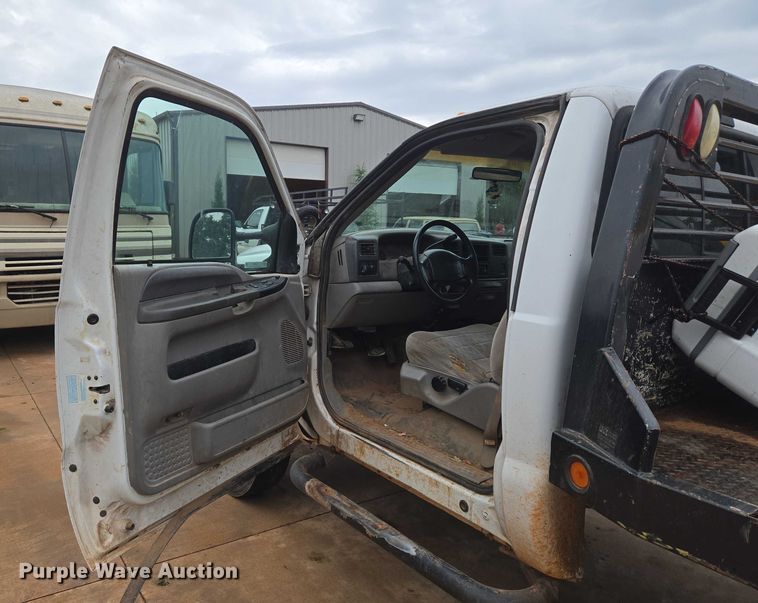 image for item EU3897 2000 Ford F550 Super Duty XLT flatbed truck