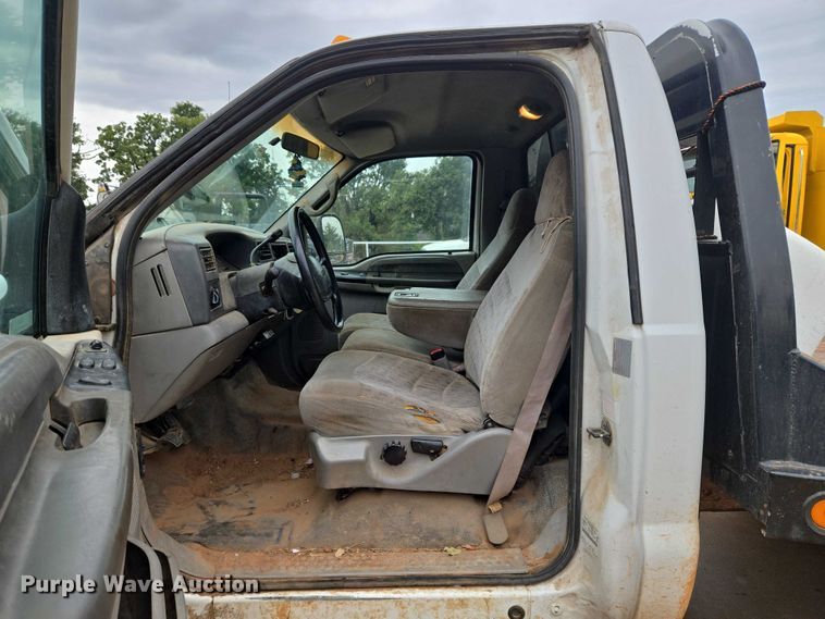 image for item EU3897 2000 Ford F550 Super Duty XLT flatbed truck