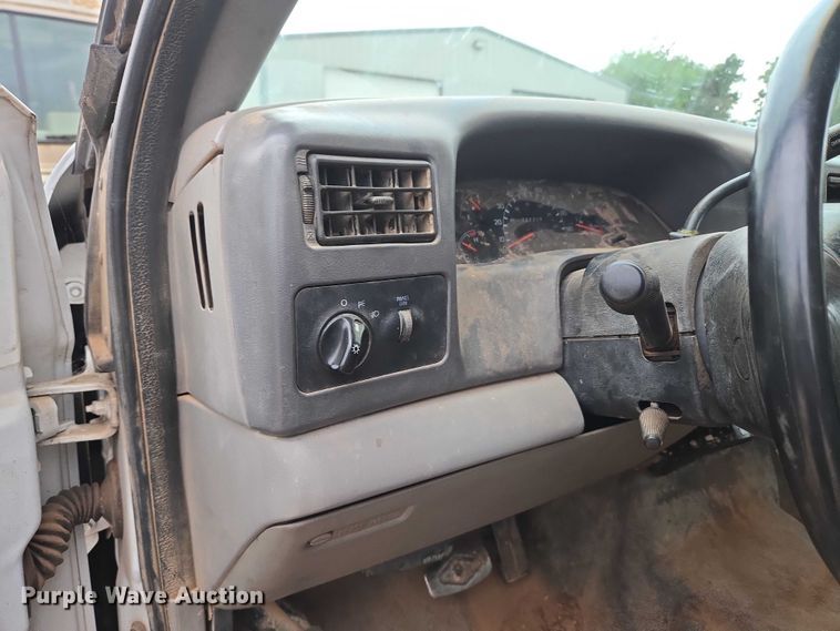 image for item EU3897 2000 Ford F550 Super Duty XLT flatbed truck