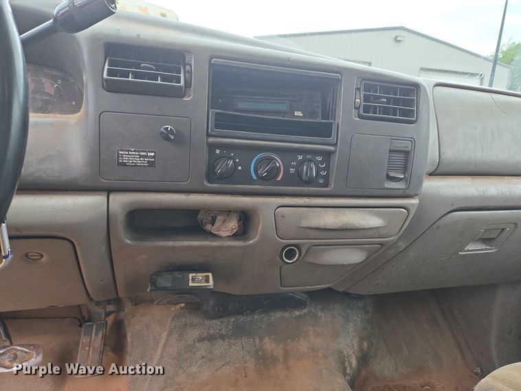 image for item EU3897 2000 Ford F550 Super Duty XLT flatbed truck