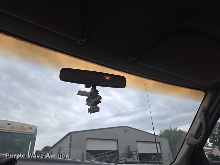 image for item EU3897 2000 Ford F550 Super Duty XLT flatbed truck