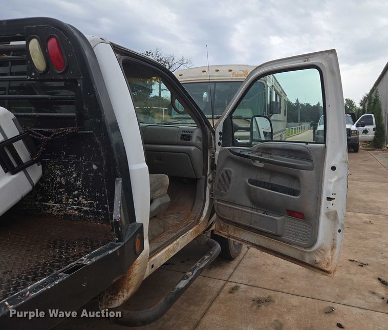 image for item EU3897 2000 Ford F550 Super Duty XLT flatbed truck