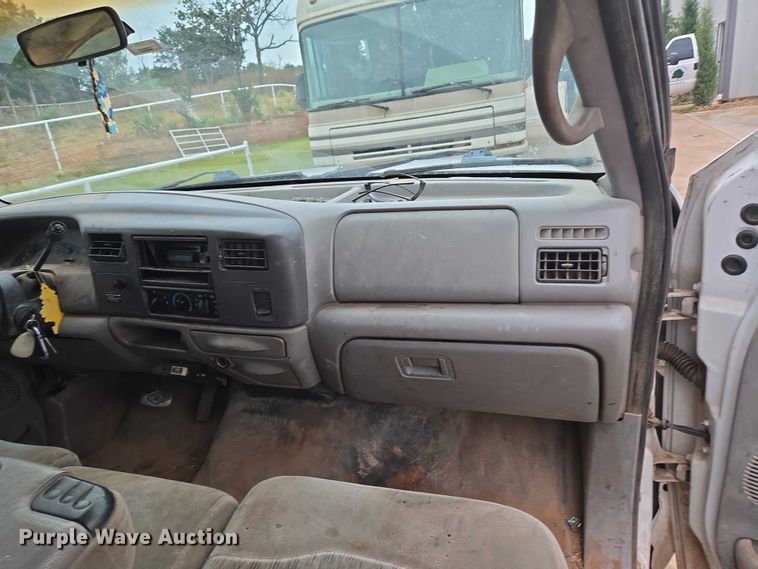 image for item EU3897 2000 Ford F550 Super Duty XLT flatbed truck