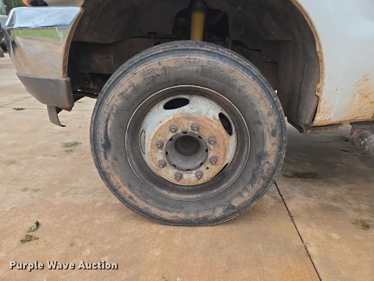 image for item EU3897 2000 Ford F550 Super Duty XLT flatbed truck