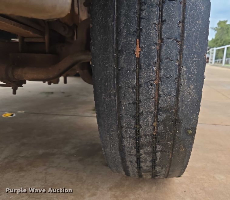 image for item EU3897 2000 Ford F550 Super Duty XLT flatbed truck