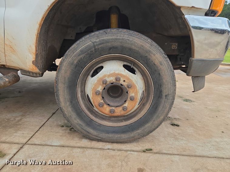 image for item EU3897 2000 Ford F550 Super Duty XLT flatbed truck