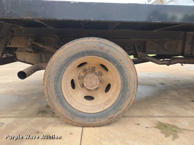 image for item EU3897 2000 Ford F550 Super Duty XLT flatbed truck