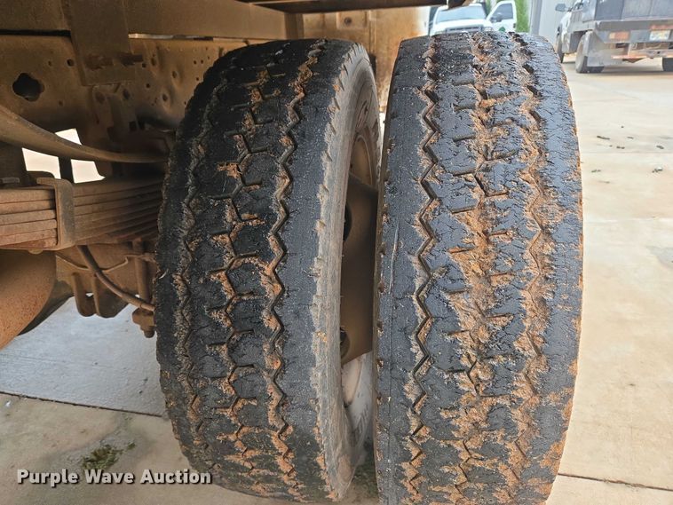 image for item EU3897 2000 Ford F550 Super Duty XLT flatbed truck