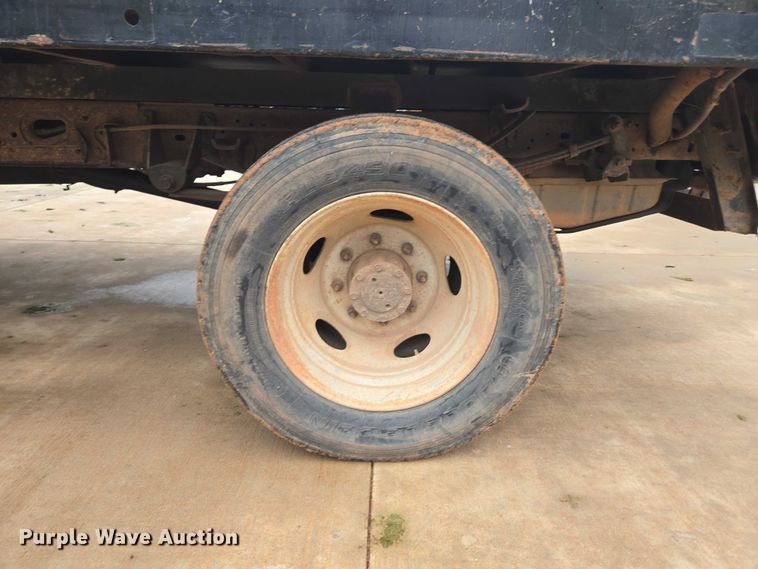 image for item EU3897 2000 Ford F550 Super Duty XLT flatbed truck