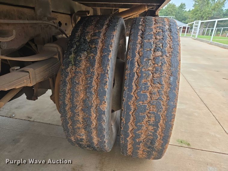 image for item EU3897 2000 Ford F550 Super Duty XLT flatbed truck