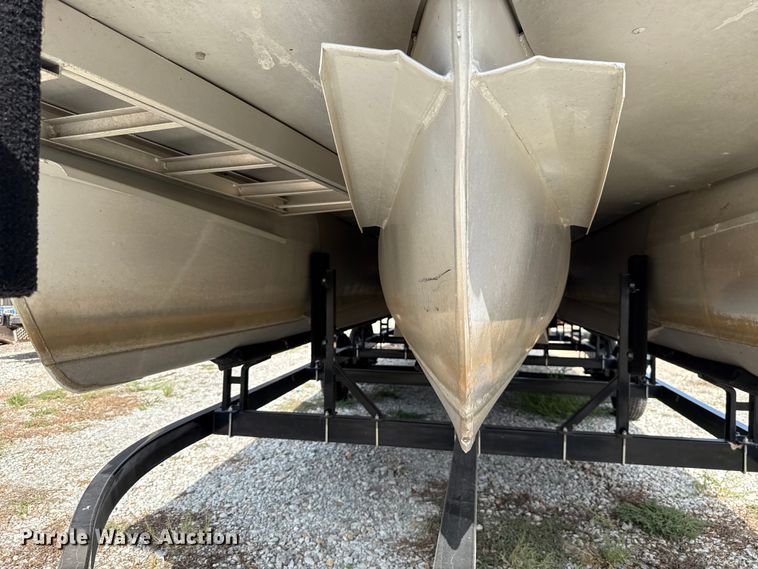 image for item EU5055 2002 Voyager VEXP22 pontoon boat