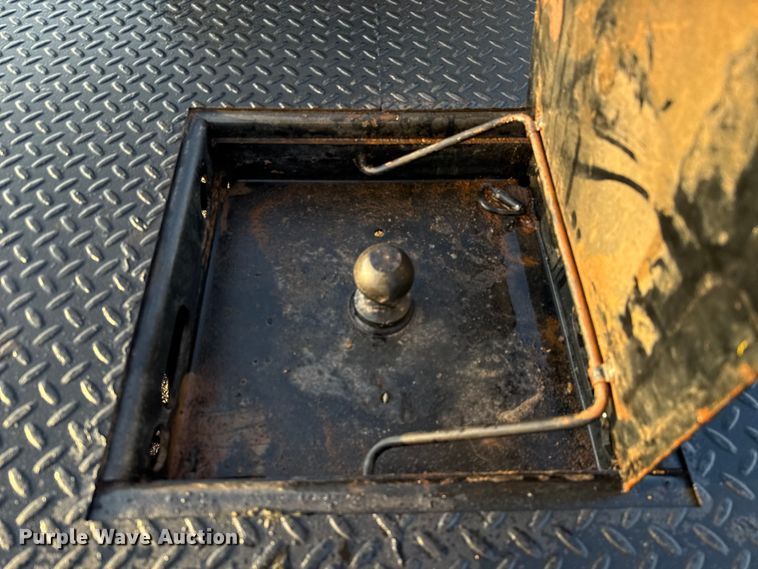 image for item EU5061 2017 Ford F350 Super Duty XL flatbed pickup truck