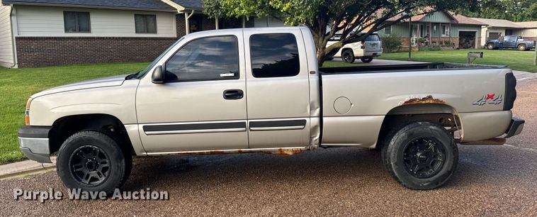 image for item EU6084 2004 Chevrolet Silverado 1500 Ext. Cab pickup truck