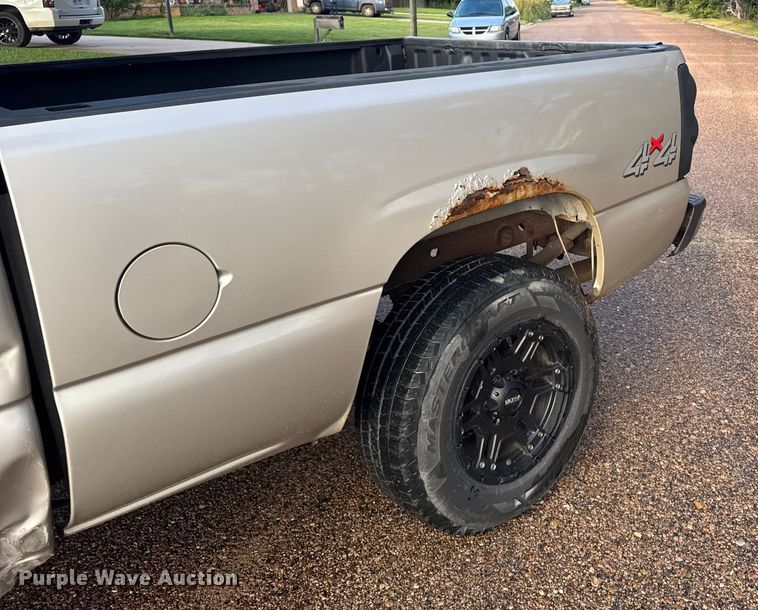 image for item EU6084 2004 Chevrolet Silverado 1500 Ext. Cab pickup truck