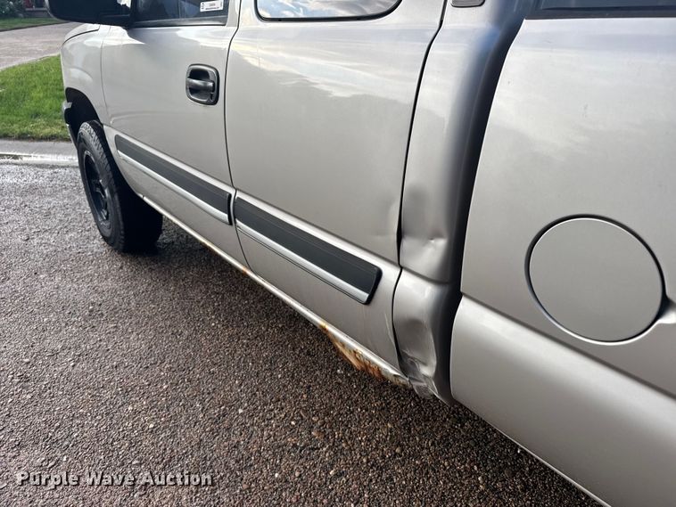 image for item EU6084 2004 Chevrolet Silverado 1500 Ext. Cab pickup truck