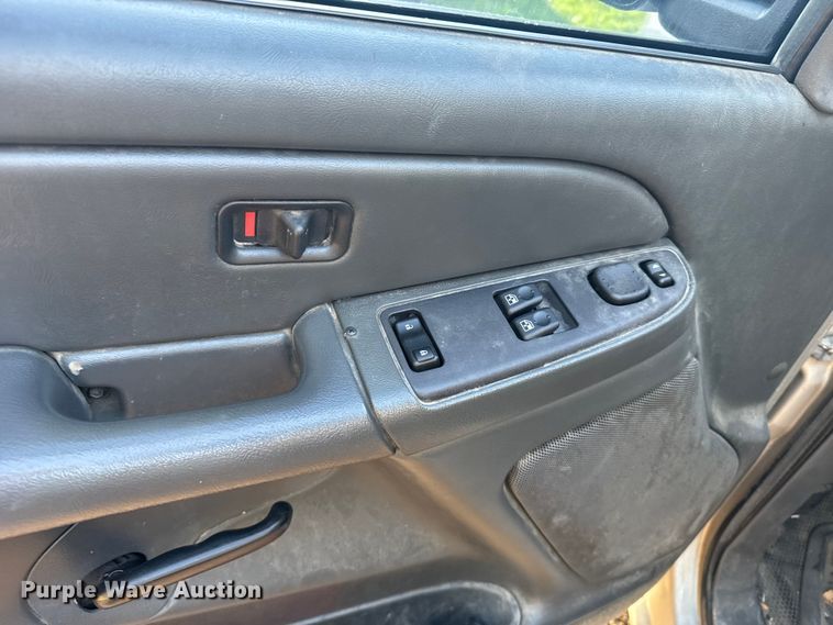 image for item EU6084 2004 Chevrolet Silverado 1500 Ext. Cab pickup truck