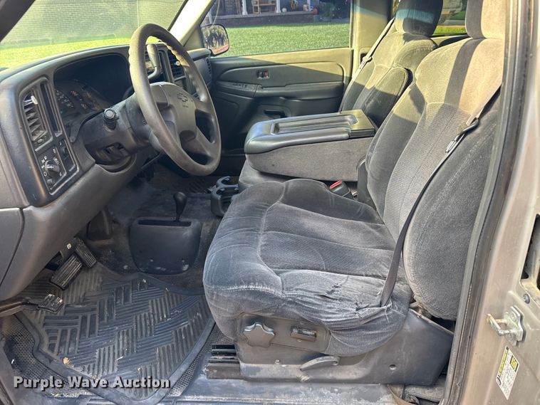 image for item EU6084 2004 Chevrolet Silverado 1500 Ext. Cab pickup truck