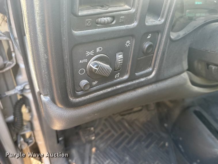 image for item EU6084 2004 Chevrolet Silverado 1500 Ext. Cab pickup truck