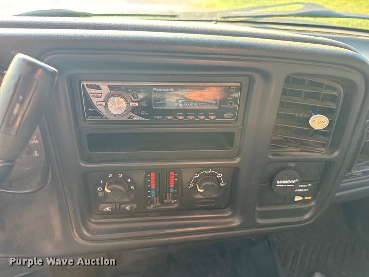 image for item EU6084 2004 Chevrolet Silverado 1500 Ext. Cab pickup truck