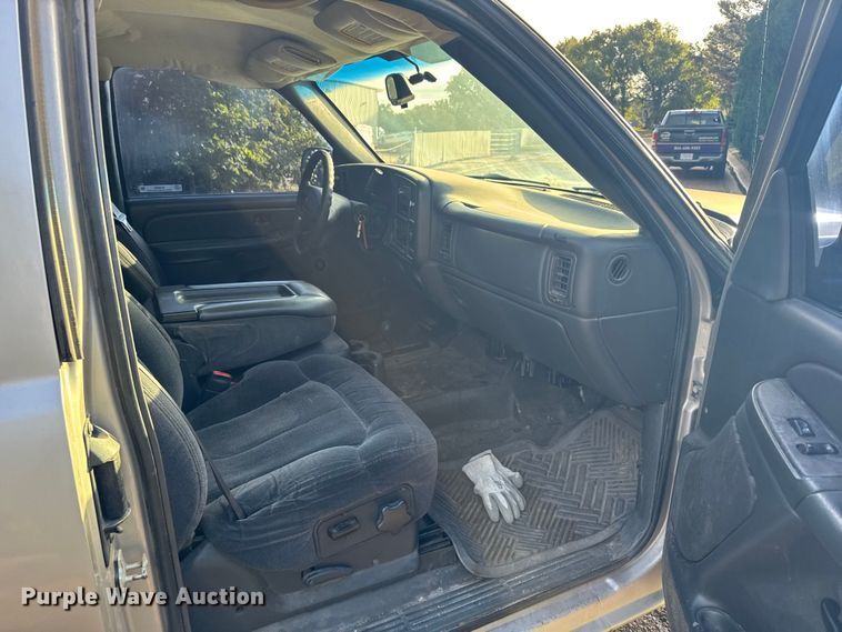 image for item EU6084 2004 Chevrolet Silverado 1500 Ext. Cab pickup truck