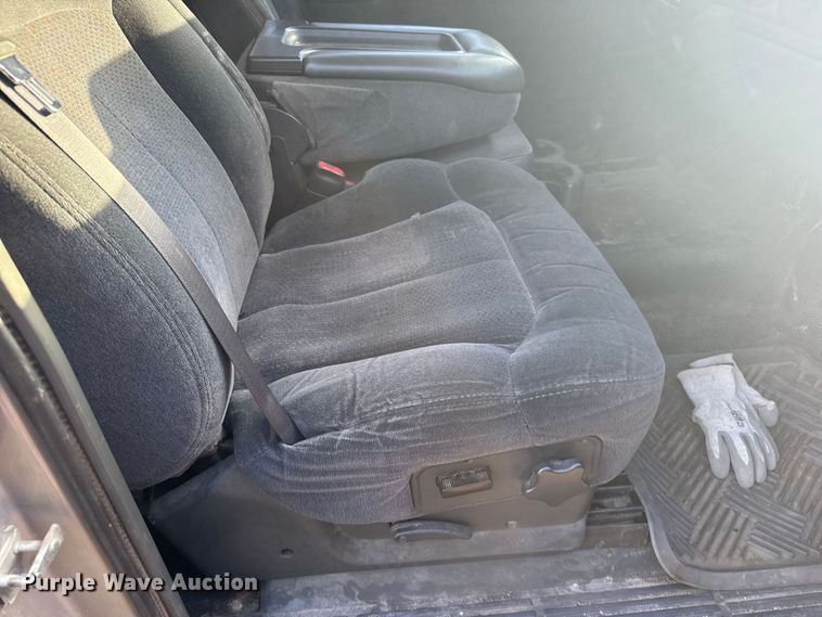 image for item EU6084 2004 Chevrolet Silverado 1500 Ext. Cab pickup truck