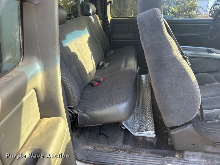 image for item EU6084 2004 Chevrolet Silverado 1500 Ext. Cab pickup truck