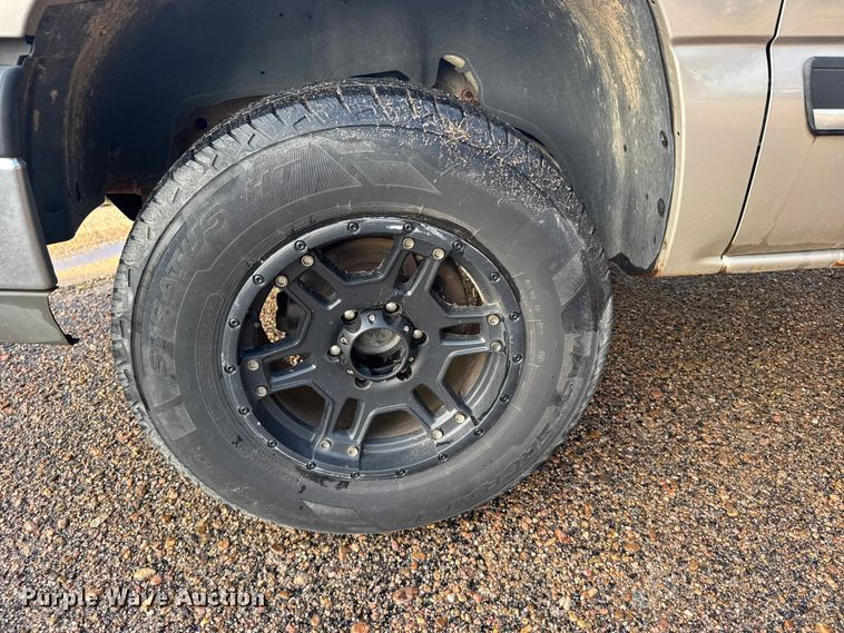 image for item EU6084 2004 Chevrolet Silverado 1500 Ext. Cab pickup truck