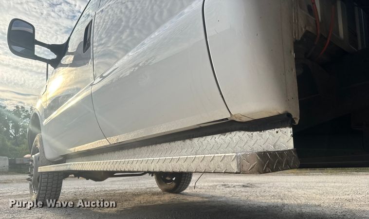 image for item EV1990 1999 Ford F550 Super Duty Crew Cab flatbed truck