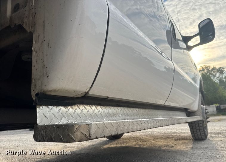 image for item EV1990 1999 Ford F550 Super Duty Crew Cab flatbed truck