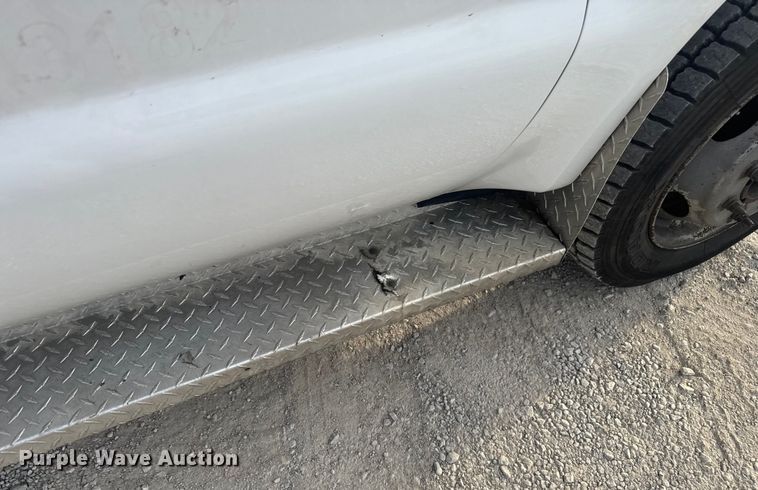 image for item EV1990 1999 Ford F550 Super Duty Crew Cab flatbed truck